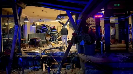 Accident teribil, în Cluj. Un șofer s-a oprit cu mașina direct în restaurant
