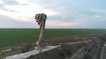 Monumentul Tineretului din Straja, lăsat în paragină. Simbolul „căzut” al României abandonate