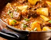 Tocăniță ușoară pentru zile toride. Rețeta simplă a unui cunoscut chef român
