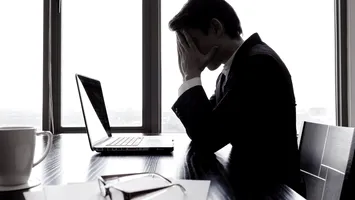 Românii, tot mai stresați și epuizați la job. Doar 27% mai sunt fericiți