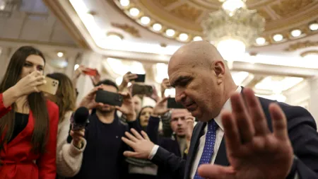Cine a fost „umbra” lui Ilie Bolojan la Summitul Inițiativei celor Trei Mări de la Varșovia