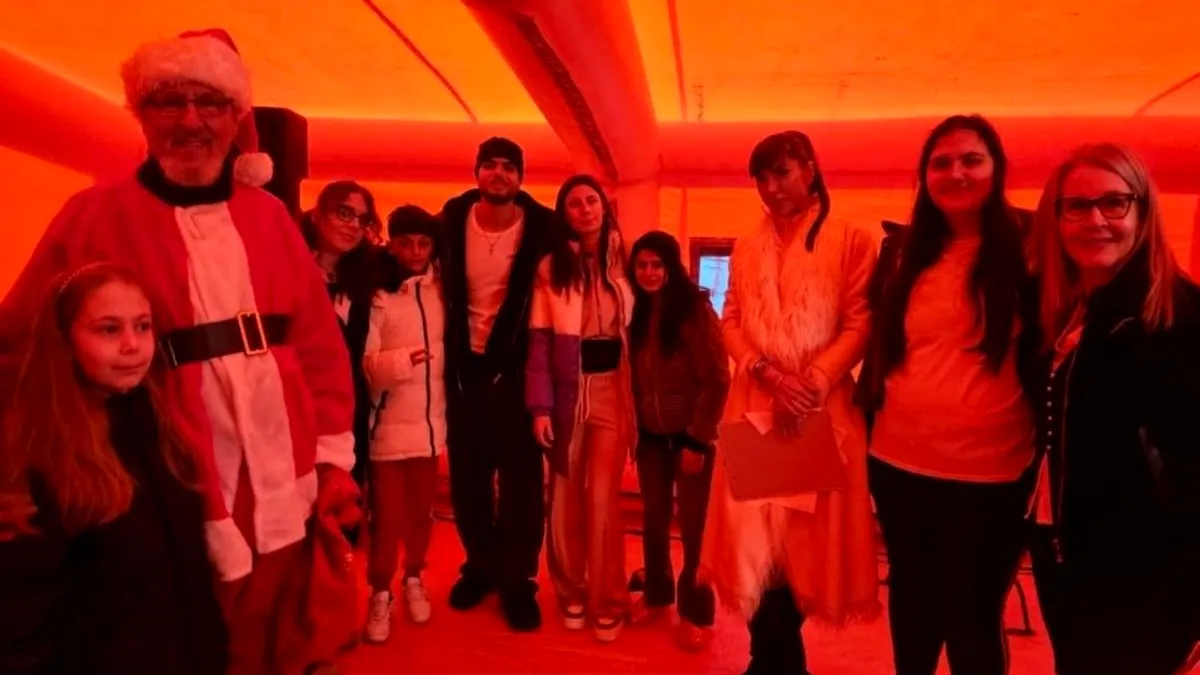 Moș Crăciun a ajuns la copiii din Centrul de la Săftica. Hubert Thuma: „Aproape 100 de copii s-au bucurat de spectacol și au primit cadouri”