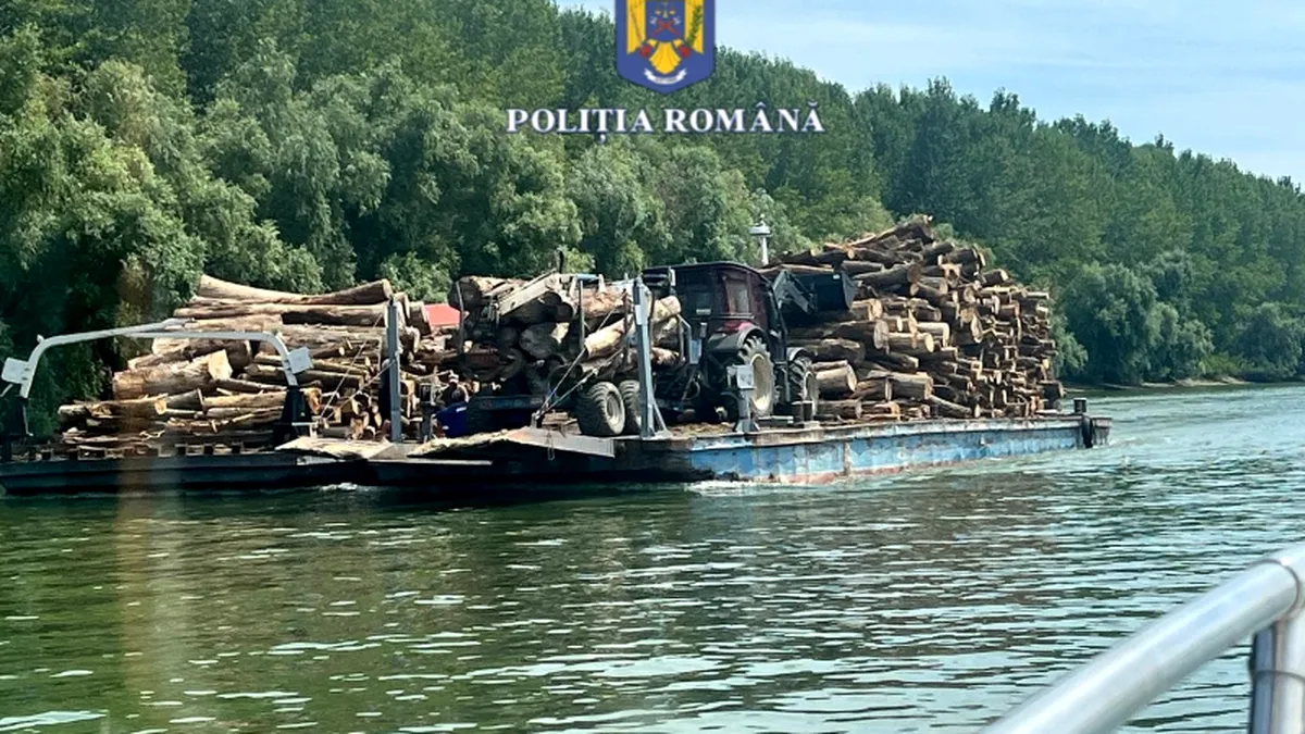 Două barje cu lemne, interceptate de polițiști, pe Dunăre