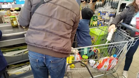 Îmbulzeală în supermarketuri. Românii au trecut pe fructe și legume (foto)