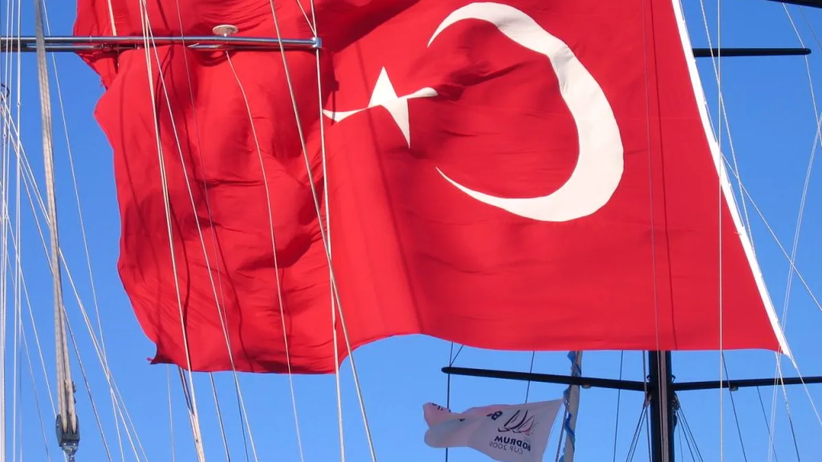 Fitch Ratings a coborât ratingul Turciei la categoria „junk”