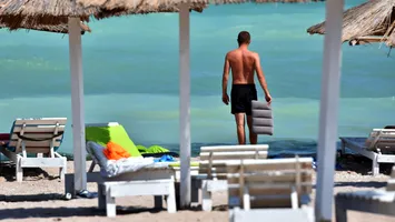 Hoție pe litoral, cu vacanțe la cheie: turiștii plăteau cazarea și rămâneau cu ochii în soare