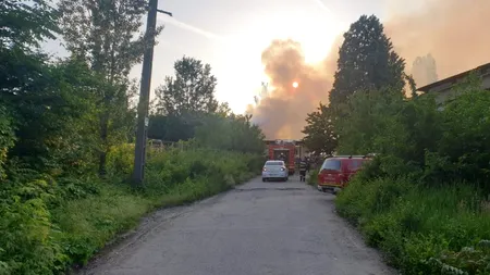 Incendiu la un centru de colectare a deșeurilor din București! Focul se extinde cu rapiditate VIDEO