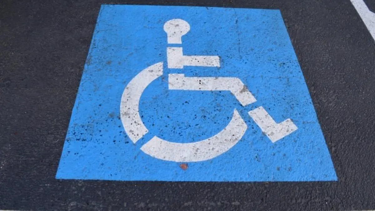 S-a modificat legilația! Amenzi usturătoare pentru cei care parchează pe locurile destinate celor cu handicap