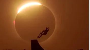 Spectacol pe cer în Spania. Un kitesurfer olimpic, surprins în fața eclipsei totale de Soare ( VIDEO)