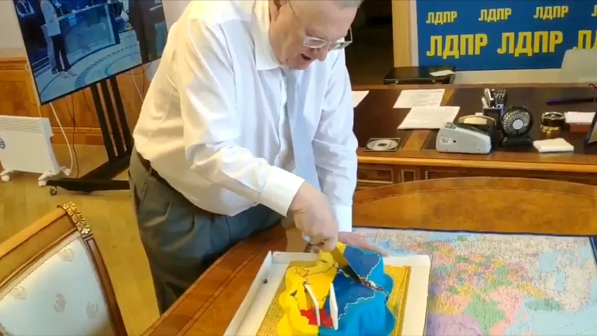 Simion nu a fost primul. Un politician rus a tăiat, în 2019, un tort în forma Ucrainei, de ziua lui (VIDEO)