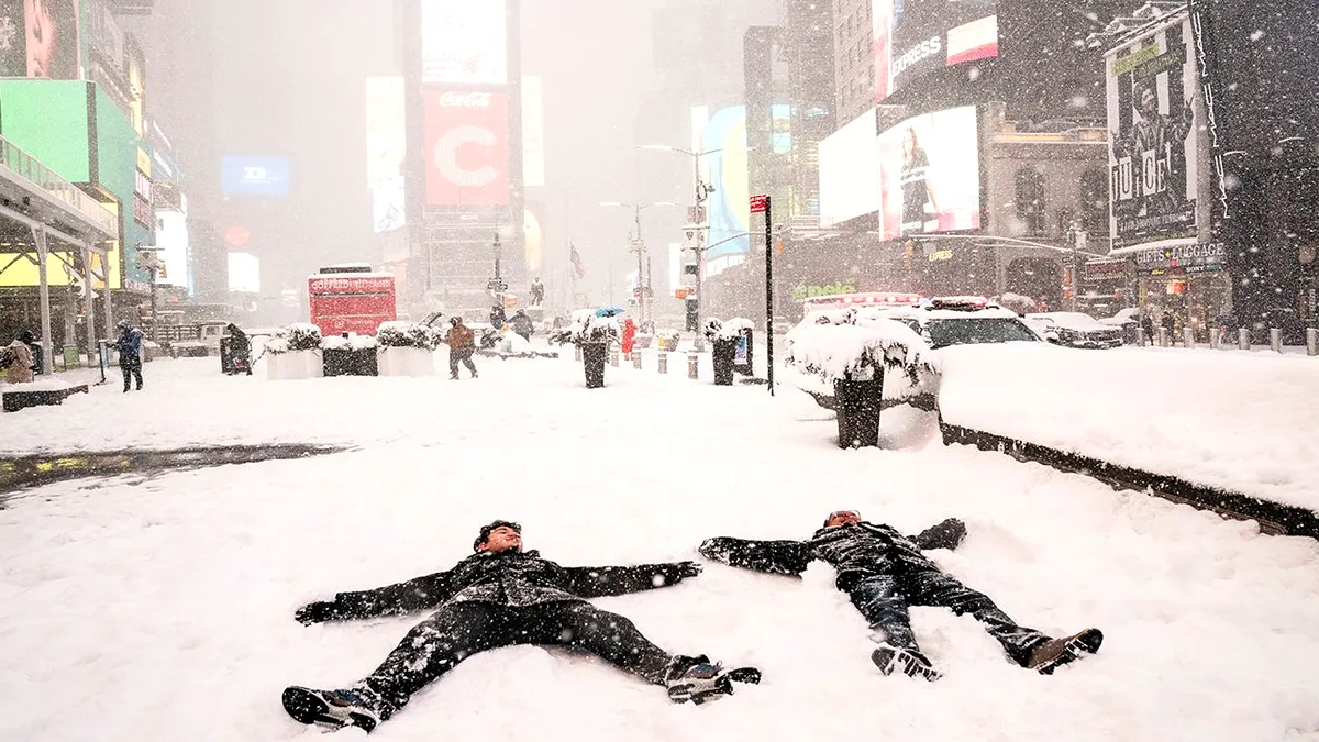 New York, măturat de furtuna de zăpadă (VIDEO)