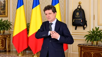 Calmul lui Nicușor Dan nu prea calmează pe nimeni. Secretele din rucsăcelul prezidențial