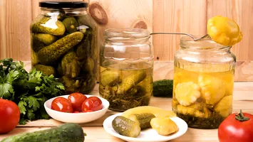 Murături cu miere, noua modă în bucătăriile de iarnă. Se păstrează luni întregi fără frigider