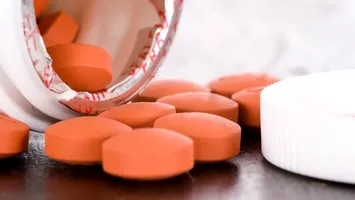 Un antiinflamator banal, un posibil aliat neașteptat: ce ne spune știința despre ibuprofen și riscul de cancer