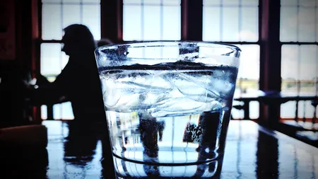 Apă gratuită în aeroporturi. CNAB anunță stații speciale la Otopeni și Băneasa