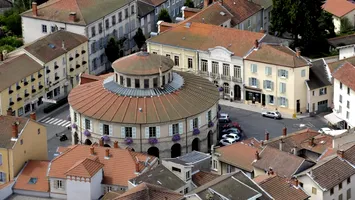 Oferta care face turul Europei. Case la un euro într-un sat francez cu farmec istoric