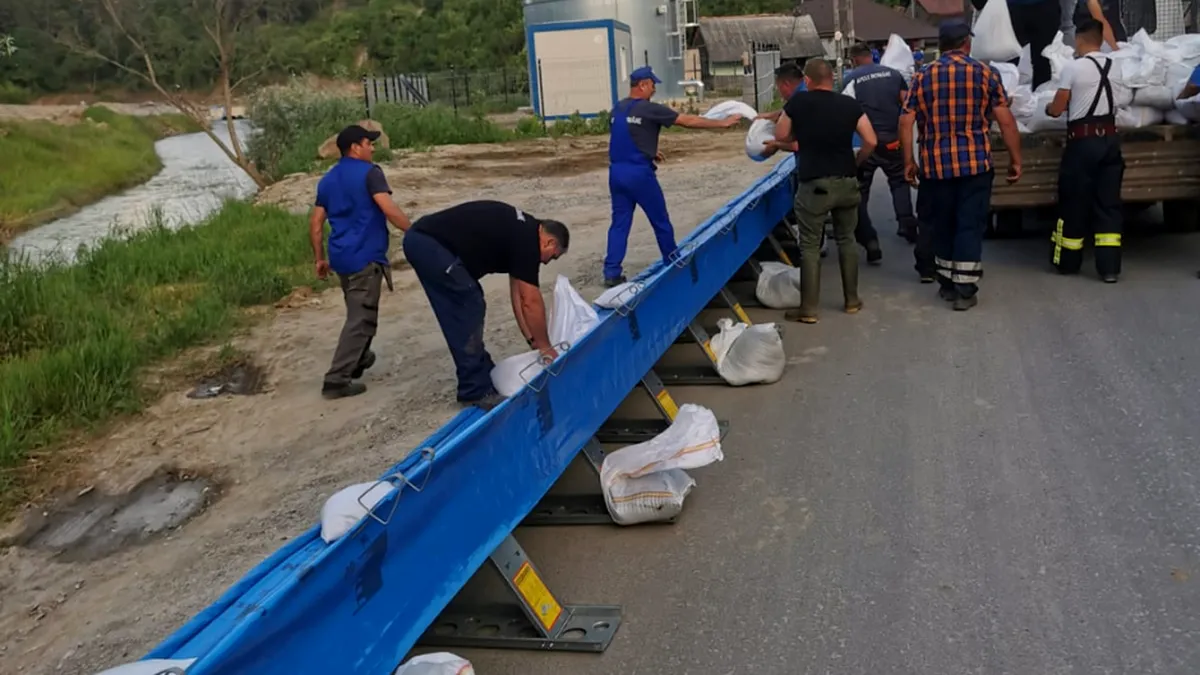 Cursă contra timpului la Praid: baraj de 14.000 de saci și 500 m de panouri împotriva viiturii