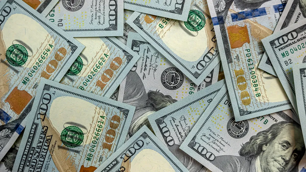 Moneda națională s-a apreciat semnificativ, joi, față de dolarul american, în cotațiile BNR
