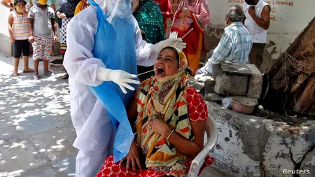 Indienii improvizează tratamente Covid. Urina de vacă, interzisă de medici