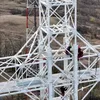 O echipă de nepalezi construiește cea mai înaltă cruce din țară