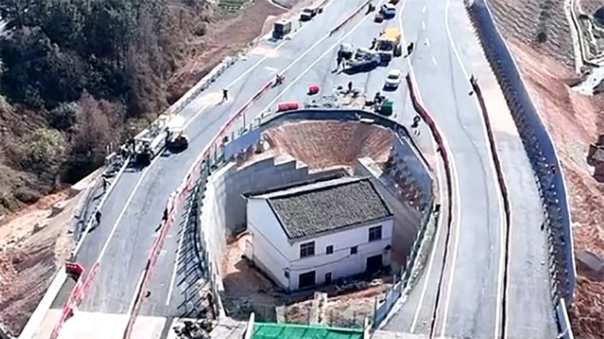 Bunicul care a sfidat autostrada: povestea incredibilă a casei construite în mijlocul șoselei