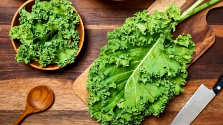 Varza kale, puține calorii și mulți nutrienți valoroși