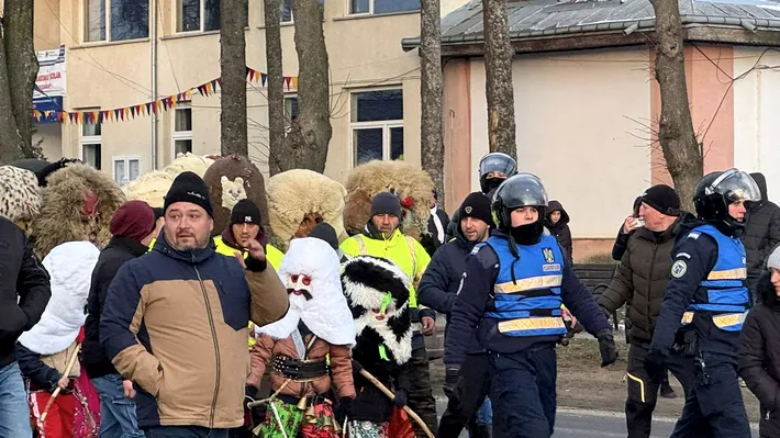 Spirite încinse la Ruginoasa, unde a avut loc bătaia tradițională dintre „deleni” și „văleni”. Au intervenit jandarmii (VIDEO)