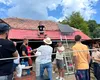 În România, încă mai sunt case în care lumina a venit după o viață întreagă. AEI a aprins primul bec. Maria: „Am trăit la lumina lămpii”