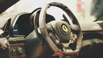 Compania auto pregătită pentru Trump şi tarifele lui. Analiştii o văd ca pe o excepţie în sectorul auto european