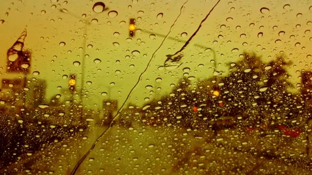 Cod portocaliu de ploi abundente și frig în București și alte 10 județe, până sâmbătă