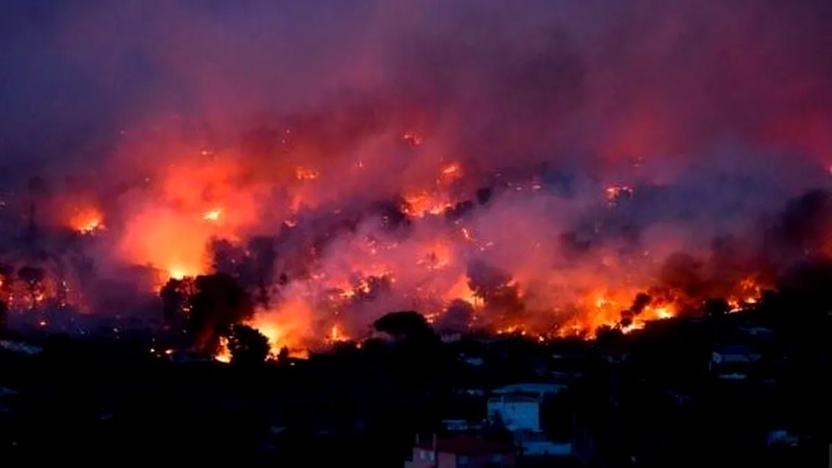 Incendiu într-o insulă frecventată de români. Cea mai mare operațiune de evacuare desfășurată vreodată în Grecia