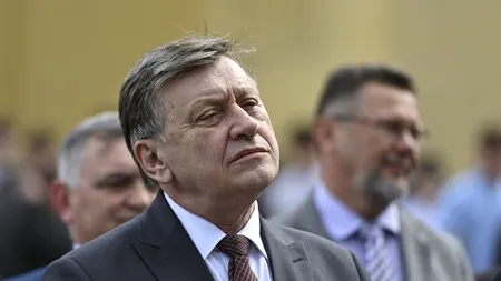 Crin Antonescu spune că nu ar reduce drepturile nimănui, deşi crede că familia este formată din bărbat şi femeie