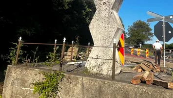Profanare revoltătoare în Harghita: Monumentul ostașului român, transformat în depozit de materiale de construcții