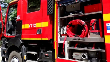 Incendiu de proporții în Prahova. Arde o fabrică de prelucrare a lemnului