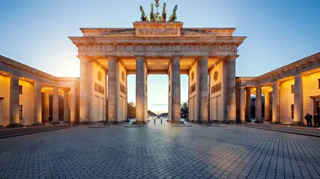 Incident în Germania. Un șofer a intrat în plin în Poarta Brandenburg