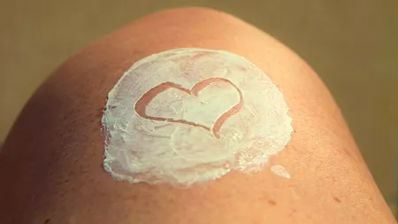 Loțiuni de protecție solară care conțin benzen, periculoase