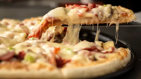 Momentul istoric pentru Bitcoin. Cine a plătit un miliard de dolari pentru două pizza cu caşcaval ras