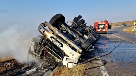 Un camion de mare tonaj s-a răsturnat și a luat foc pe o șosea din județul Giurgiu
