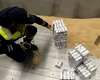 Țigări de contrabandă, în valoare de 63.000 euro, descoperite la vamă în Siret. Polițist lovit de zeci de pachete (VIDEO)