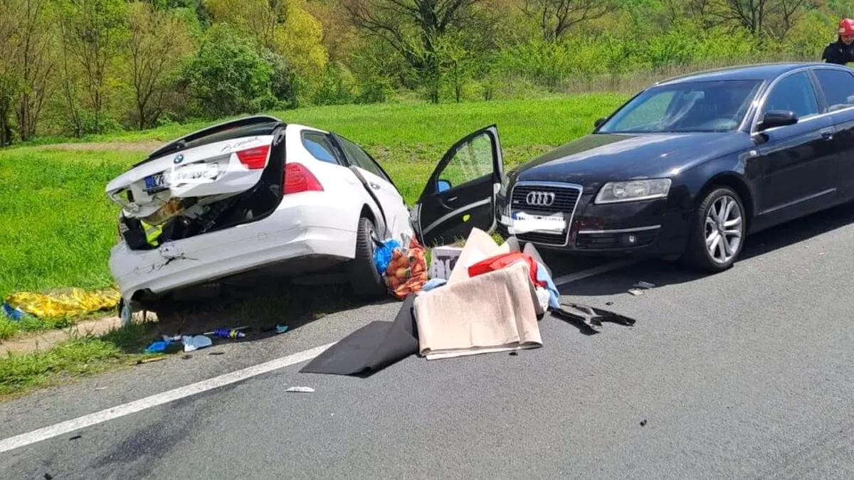 Accident în lanț, în Caraș Severin. 5 mașini au fost implicate. O persoană a decedat, alte 3 sunt grav rănite (FOTO)
