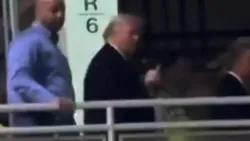 Trump i-a arătat degetul mijlociu unui muncitor care l-a numit „protector de pedofili”