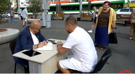 Piedone și-a scos biroul în stradă. Edilul ascultă și rezolvă problemele oamenilor