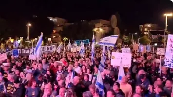 Mii de oameni din Israel mărșăluiesc împotriva planului lui Netanyahu de a escalada războiul în Gaza