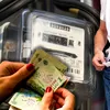 Românii plătesc facturile, dar taie din mâncare și sănătate. Sărăcia invizibilă care lovește clasa de mijloc