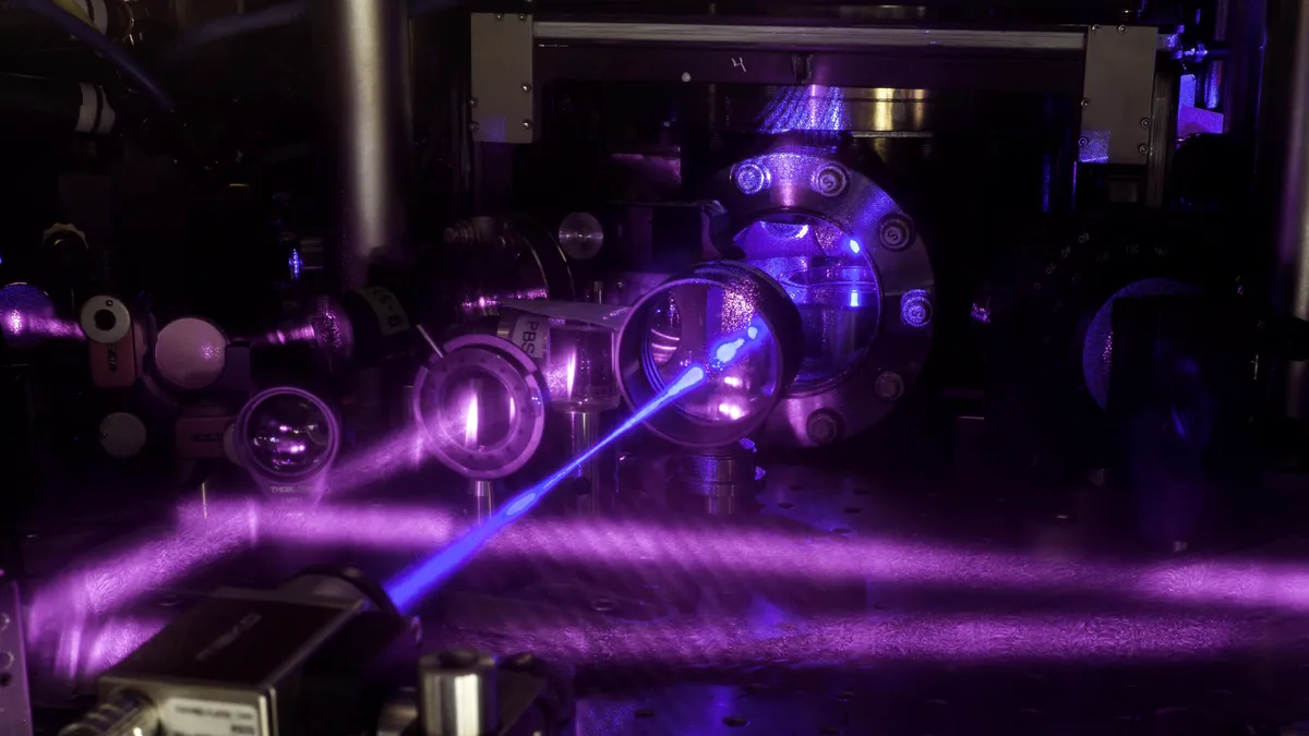 Tehnologia care schimbă regulile războiului. Primul ceas atomic portabil răcit cu laser