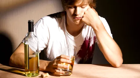 Adolescenții români, printre cei mai mari consumatori de alcool și țigări din Europa. Vapatul și dependența digitală cresc alarmant