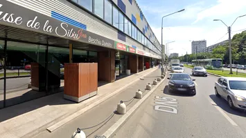 Un bărbat s-a împiedicat de lanțurile dintre bolarzii de la Piața Progresu și a făcut infarct