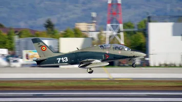 „Șoimul” cu aripi frânte: ultimul pariu al fabricii Avioane Craiova se joacă între bug-uri de software și credite bancare