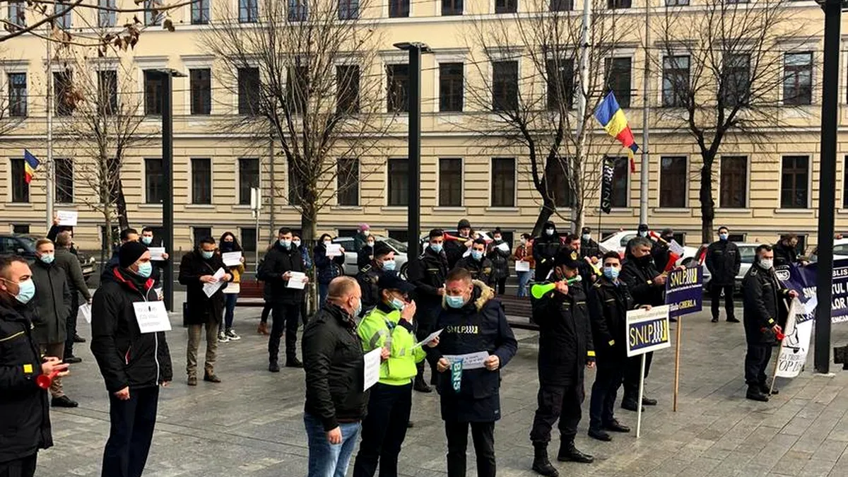 Proteste faţă de îngheţarea salariilor şi pensiilor. Manifestanții s-au adunat în fața Ministerului Muncii și la prefecturile din Bacău, Timiş şi Cluj