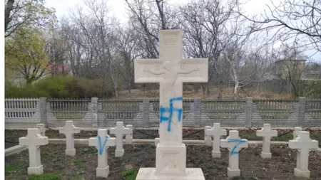 Un cimitir al eroilor români din Republica Moldova, vandalizat cu simboluri ale invadatorilor ruși